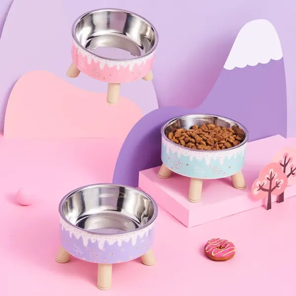 Ein Eiscreme-Haustierschale. Bunter Futternapf für Katzen und Wasser. Hundenapf im modischen Cartoon-Design. Halsnapf für Haustiere mit hohen Beinen - Image 13