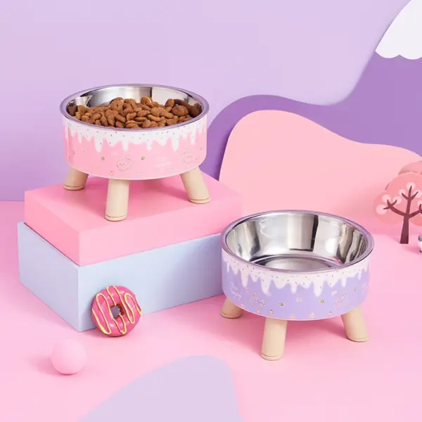 Ein Eiscreme-Haustierschale. Bunter Futternapf für Katzen und Wasser. Hundenapf im modischen Cartoon-Design. Halsnapf für Haustiere mit hohen Beinen - Image 15