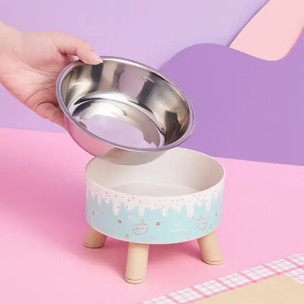 Ein Eiscreme-Haustierschale. Bunter Futternapf für Katzen und Wasser. Hundenapf im modischen Cartoon-Design. Halsnapf für Haustiere mit hohen Beinen - Image 14